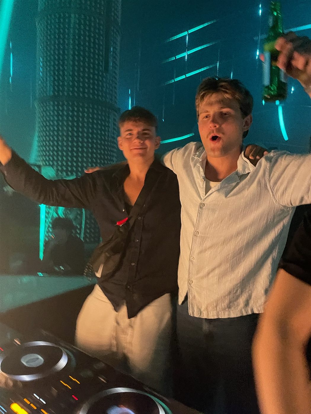 Studenter vid DJ-båset under ett eftersläpp på en nation